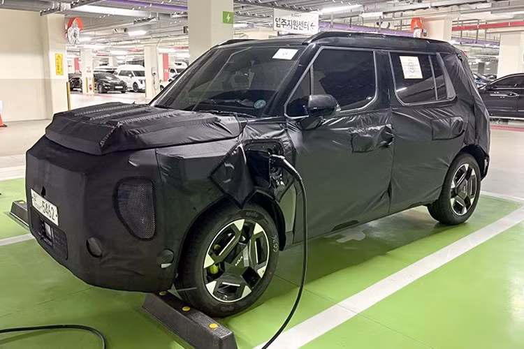 Theo Rushlane, giá bán dự kiến của mẫu xe SUV điện Kia Syros EV 2026 tại Ấn Độ dao động từ 14 -20 lakh INR (khoảng 406 - 580 triệu đồng).