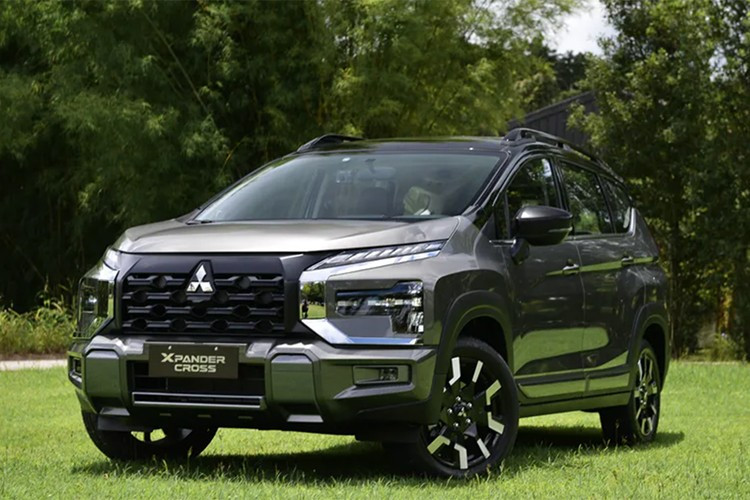 Phiên bản Xpander Cross – vốn hướng đến phong cách SUV – có ngoại hình hầm hố hơn nhờ lưới tản nhiệt góc cạnh, cản trước dạng địa hình, giá nóc thể thao, cùng với ốp thân xe màu đen phủ toàn bộ phần dưới thân.