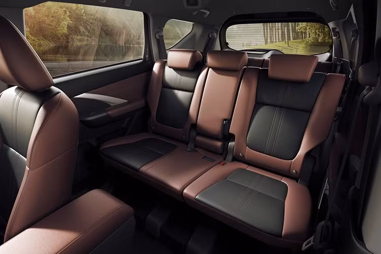 Các trang bị tiện nghi khác được nâng cấp bao gồm phanh tay điện tử (trừ bản GLX vẫn dùng phanh cơ), điều hòa kỹ thuật số (bản GLX vẫn sử dụng núm xoay cơ học), hệ thống âm thanh 6 loa (GLX dùng 4 loa), khởi động bằng nút bấm, vô lăng điều chỉnh hai hướng (nghiêng và xa–gần), mang đến trải nghiệm linh hoạt hơn cho người lái.