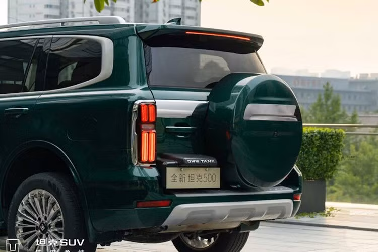 Ngoại thất của Tank 500 mới so với phiên bản từng về Việt Nam chỉ khác biệt nhỏ ở mặt ca-lăng và thiết kế mâm. Khách hàng có thể lựa chọn thêm màu sơn ngoại thất Dunhuang Green mới bên cạnh các màu Kunlun Gold, Pamir Silver và Mount Everest White hiện có. Kích thước thân xe lần lượt là 5078/1934/1905mm, và chiều dài cơ sở là 2850mm.