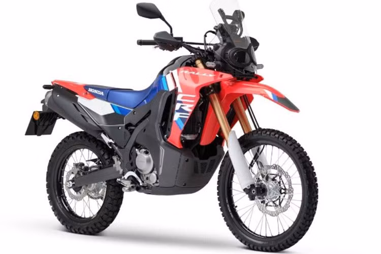 Mẫu xe cào cào Honda CRF250 Rally 2025 nâng cấp mới tại thị trường Malaysia được cập nhật màu sắc ghế lái và đồ họa với tông màu sơn Extreme Red trong khi thiết kế cũng như các trang bị trên xe là không đổi.