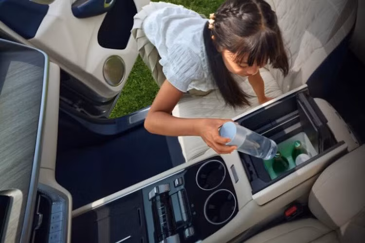 Hành khách hàng ghế thứ hai có thể xem nội dung giải trí từ màn hình giải trí 3K 17,3 inch gắn trần, hỗ trợ sáu chế độ điều khiển bao gồm giọng nói, cử chỉ, cảm ứng, điện thoại di động, điều khiển từ xa và màn hình tựa tay phía sau.