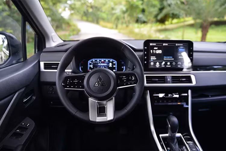 Không gian nội thất của Xpander 2026 cũng được cải tiến. Điểm nhấn nổi bật là cụm đồng hồ kỹ thuật số 8 inch mới trên các phiên bản GLS và Xpander Cross, lấy cảm hứng từ mẫu xe điện XForce.