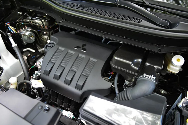 Về vận hành, Mitsubishi Xpander 2026 vẫn sử dụng động cơ xăng 1.5L 4 xi-lanh mã 4A91, tích hợp công nghệ van biến thiên MIVEC. Động cơ này cho công suất cực đại 105 PS tại 6.000 vòng/phút và mô-men xoắn 141 Nm tại 4.000 vòng/phút.