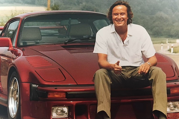 Mansour Ojjeh, một doanh nhân người Pháp gốc Ả Rập, không chỉ nổi tiếng trong lĩnh vực kinh doanh mà còn là nhân vật chủ chốt trong việc đưa thương hiệu siêu xe McLaren trở thành một thế lực trong cả đường đua F1 và ngành công nghiệp xe hơi.