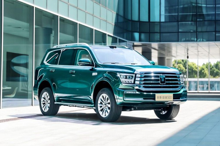 Từ đầu năm nay, GWM Tank 500 đã có mặt tại Việt Nam nhưng mới chỉ ở dạng thăm dò thị trường, chưa được mở bán chính thức. Mặc dù vậy dòng xe này đã có bản facelift tại Trung Quốc, được định vị là "một chiếc SUV địa hình hạng sang thông minh, phù hợp với mọi tình huống".