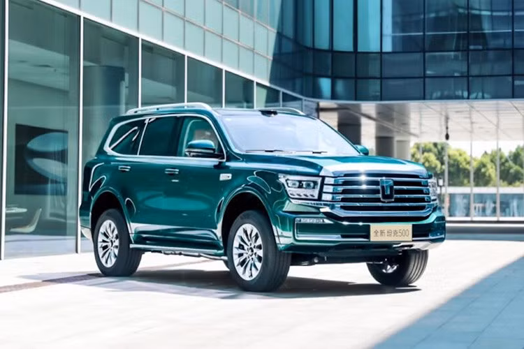 Từ đầu năm nay, GWM Tank 500 đã có mặt tại Việt Nam nhưng mới chỉ ở dạng thăm dò thị trường, chưa được mở bán chính thức. Mặc dù vậy dòng xe này đã có bản facelift tại Trung Quốc, được định vị là "một chiếc SUV địa hình hạng sang thông minh, phù hợp với mọi tình huống".