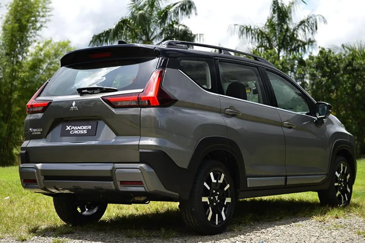 Về trang bị an toàn, Xpander 2026 được tích hợp các tính năng chủ động như hệ thống cân bằng điện tử (Active Stability Control), kiểm soát lực kéo, kiểm soát độ lệch hướng (Active Yaw Control), hỗ trợ khởi hành ngang dốc, móc ghế an toàn trẻ em ISOFIX và túi khí đôi phía trước.