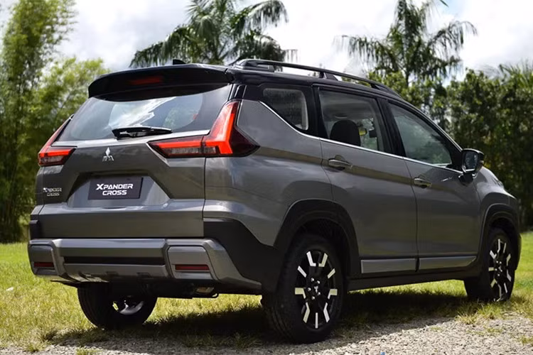 Về trang bị an toàn, Xpander 2026 được tích hợp các tính năng chủ động như hệ thống cân bằng điện tử (Active Stability Control), kiểm soát lực kéo, kiểm soát độ lệch hướng (Active Yaw Control), hỗ trợ khởi hành ngang dốc, móc ghế an toàn trẻ em ISOFIX và túi khí đôi phía trước.