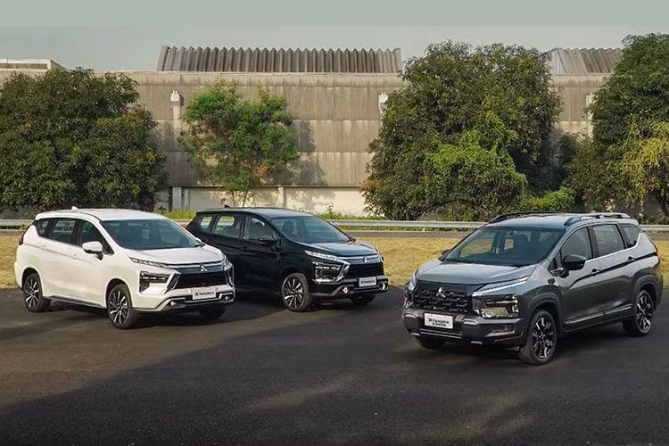 Mitsubishi cũng mang đến loạt màu sơn mới cho Xpander 2026. Các màu dành cho phiên bản Xpander tiêu chuẩn bao gồm bạc Blade Silver Metallic, xám Graphite Gray Metallic, đồng Green Bronze Metallic, đen Jet Black Mica, trắng Quartz White Pearl và đỏ Red Metallic. Tại Phillippines giá xe khởi điểm từ 1.099.000 PHP (tương đương 508 triệu đồng).