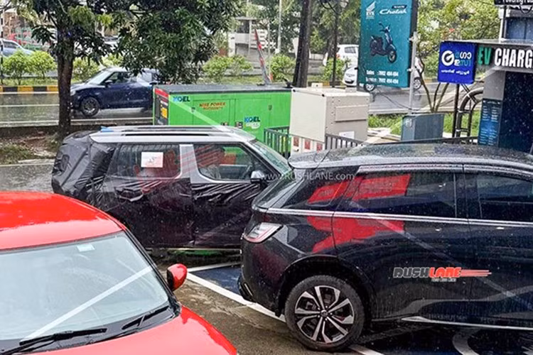 Trang tin Rushlane mới đây đã đăng tải hình ảnh KIA Syros EV 2026 chạy thử tại một trạm sạc ở Ấn Độ. Xe được che chắn kỹ phần đầu, đuôi và khu vực dưới cửa sổ.