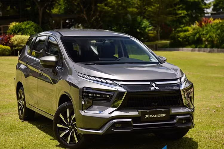 Về thiết kế, cả Xpander và Xpander Cross 2026 đều được làm mới theo hướng mạnh mẽ và hiện đại hơn. Ở ngoại thất, Xpander được trang bị lưới tản nhiệt hoàn toàn sơn đen, kết hợp các chi tiết viền mạ bạc.