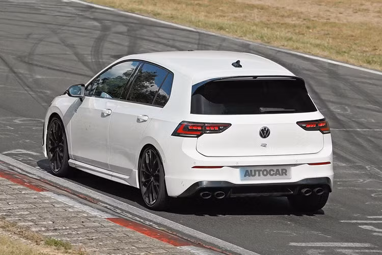 Bên cạnh đó, Golf R facelift cùng chiếc RS3 bị bắt gặp khi đang chạy thử tại đường đua Nürburgring. Có thể động thái bí mật này nhằm thử nghiệm cho phiên bản nâng cấp của động cơ 5 xy-lanh.