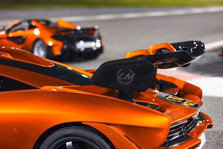 Ban đầu nó được chuyển giao cho người sáng lập Oracle, Larry Ellison vào năm 1997, chiếc xe đã trải qua hơn một thập kỷ sở hữu của ông nhưng chỉ di chuyển chưa đến 2.600 miles trong thời gian đó trước khi nó lọt vào bộ sưu tập độc quyền của doanh nhân người Pháp gốc Ả Rập Saudi này.