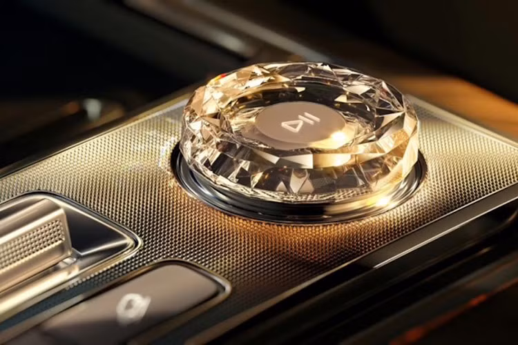 Hệ thống âm thanh “Naim for Mulliner” tùy chọn này có giá lên đến 25.000 bảng Anh (khoảng 890 triệu đồng). Trên Zeekr 9X, hệ thống âm thanh Naim được tích hợp với cấu hình 32 loa và 8 bộ rung gắn trong ghế, bố trí khắp khoang nội thất.