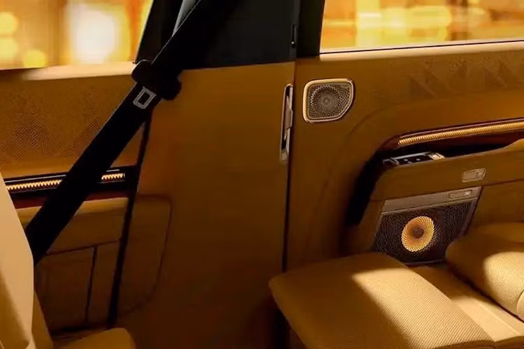 Ngoài hệ thống âm thanh "sang, xịn", Zeekr 9X còn sở hữu nhiều thông số kỹ thuật và trang bị ấn tượng khác. Nằm trong phân khúc SUV cỡ lớn, tân binh của Zeekr sở hữu kích thước dài x rộng x cao lần lượt 5.239 x 2.019 x 1.819 mm và chiều dài cơ sở 3.169 mm.