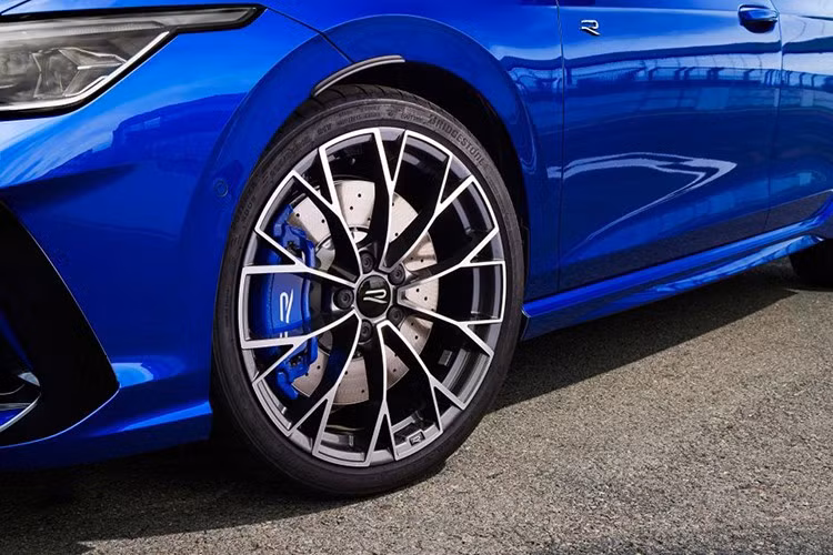 Tại Mỹ, giá của Volkswagen Golf tiêu chuẩn từ 48.325 USD quy đổi 1,26 tỷ đồng. RS3 tại Mỹ chỉ có phiên bản sedan và khách hàng mong muốn có biến thể hatchback. Việc Golf mang linh hồn của RS3 sẽ là lợi thế cho mẫu xe này.