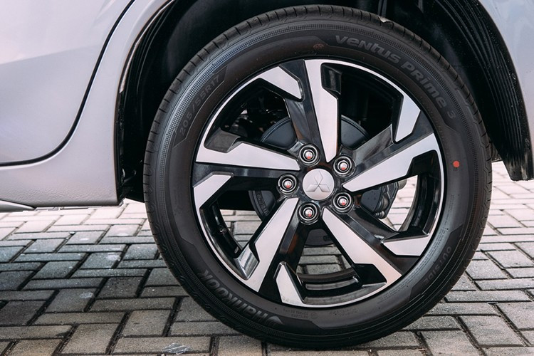 Xe cũng sử dụng mâm 17 inch nhưng có thiết kế khác biệt để tạo sự khác biệt rõ ràng so với bản tiêu chuẩn. Phía sau, cản sau được làm mới giúp tổng thể xe trông cứng cáp và thực dụng hơn.