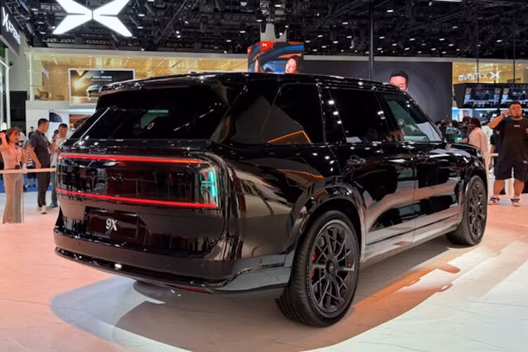 Naim từng ba lần nhận giải thưởng danh giá “Queen’s Award” của Vương quốc Anh. Trong lĩnh vực ôtô, hãng đã cung cấp các hệ thống âm thanh cao cấp cho những mẫu xe biểu tượng của Bentley như Flying Spur, Continental GT và Bentayga. Với những mẫu xe Bentley này, hệ thống âm thanh Naim trong cấu hình cao cấp nhất có thể khiến giá bán tăng thêm tới 19.000 USD.