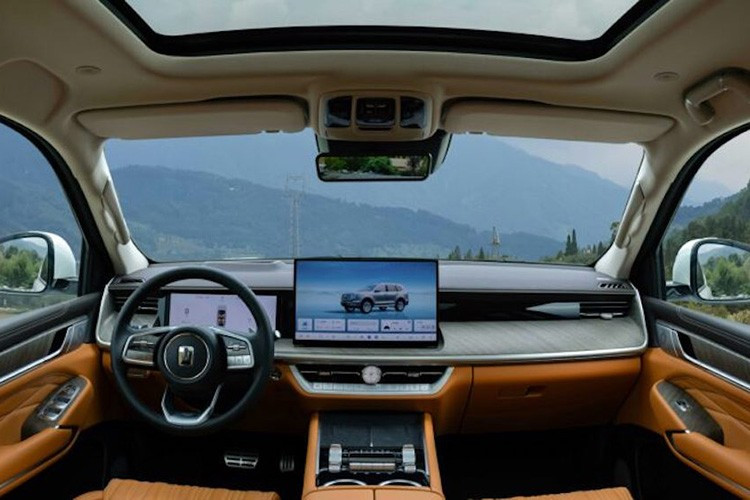 Đáng chú ý trên phiên bản Tank 500 mới là sự xuất hiện của cụm cảm biến LIDAR mới trên nóc xe để phục vụ hệ thống trợ lái Coffee Pilot Ultra thế hệ thứ 3 của GWM. Nó được trang bị 27 cảm biến, bao gồm 1 lidar, 3 radar sóng milimet, 12 radar siêu âm và 11 camera độ nét cao, giúp thực hiện dẫn đường từ điểm tới điểm tự động trong môi trường đô thị và đường cao tốc không có bản đồ độ nét cao.