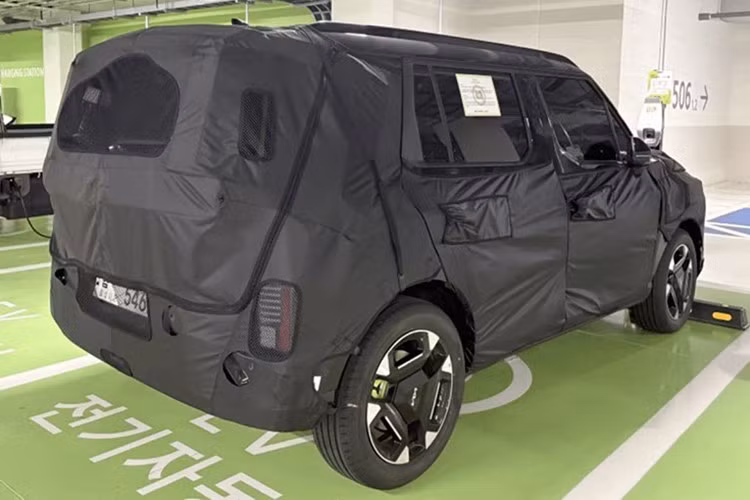 Hệ thống đèn trước và sau có thiết kế tương tự bản xăng, có thể chỉ tinh chỉnh nhẹ về chi tiết. Bản thử nghiệm cũng dùng mâm hợp kim quen thuộc, nhưng khác biệt ở cùm phanh sơn xanh lá - dấu hiệu cho thấy nền tảng điện hóa.