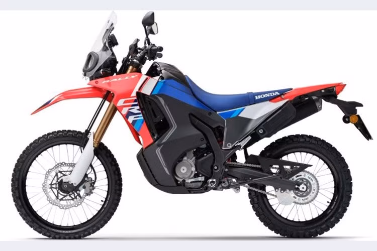 Xe trang bị bánh xe trước kích thước 21 inch và bánh sau 18 inch, đi kèm lốp gai 80/100 và 120/80, được lắp trên mâm bánh xe nan hoa Takasago Excel.