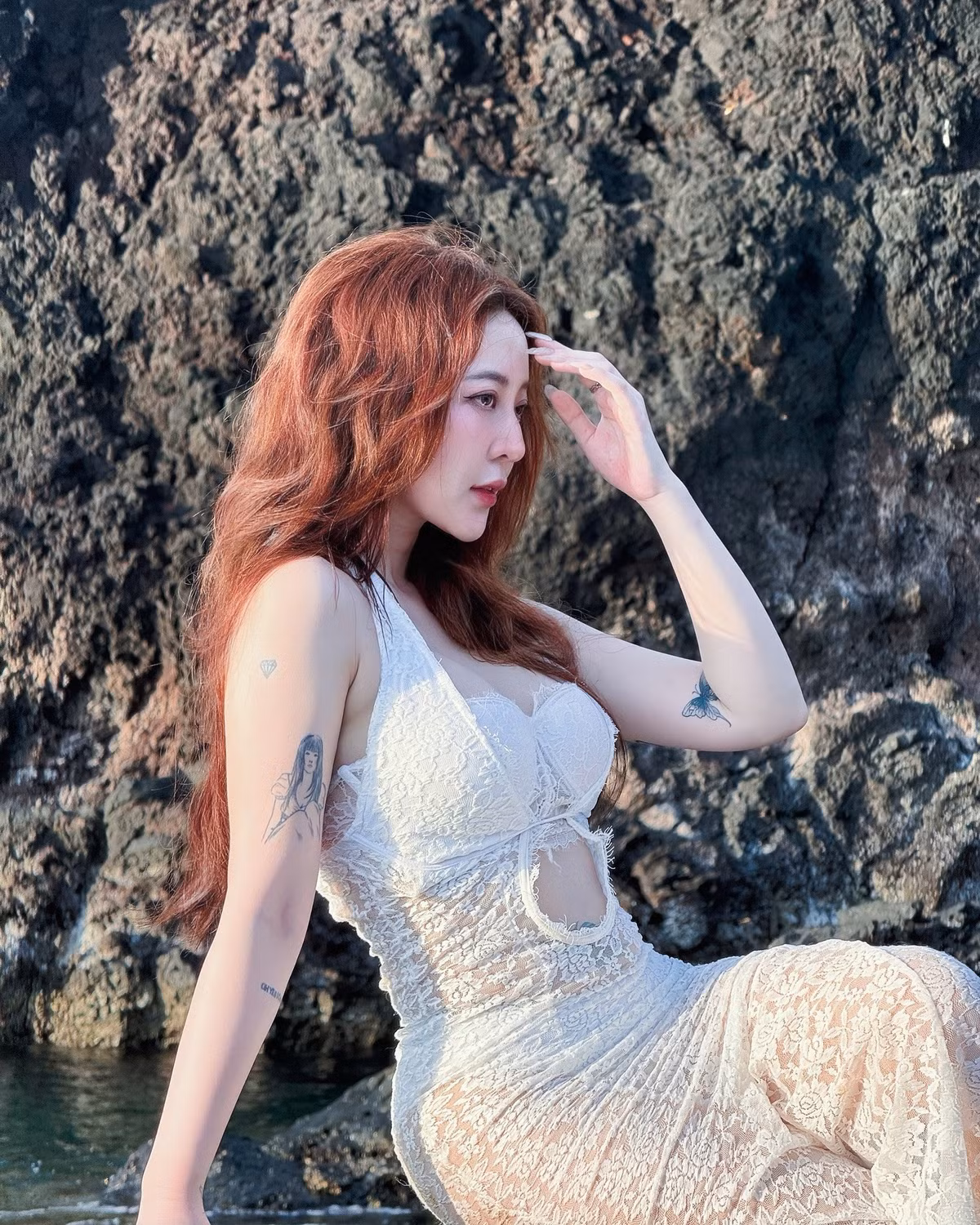 Trong những bức ảnh cận cảnh đầy mê hoặc, cô nàng khoe trọn khuôn mặt không góc chết: Đôi mắt to tròn, sắc sảo, bờ môi căng mọng được tô điểm bằng sắc son đỏ san hô nổi bật. Mái tóc màu nâu đỏ bồng bềnh, rối tung theo làn gió biển càng làm tăng thêm vẻ tự nhiên, phóng khoáng.