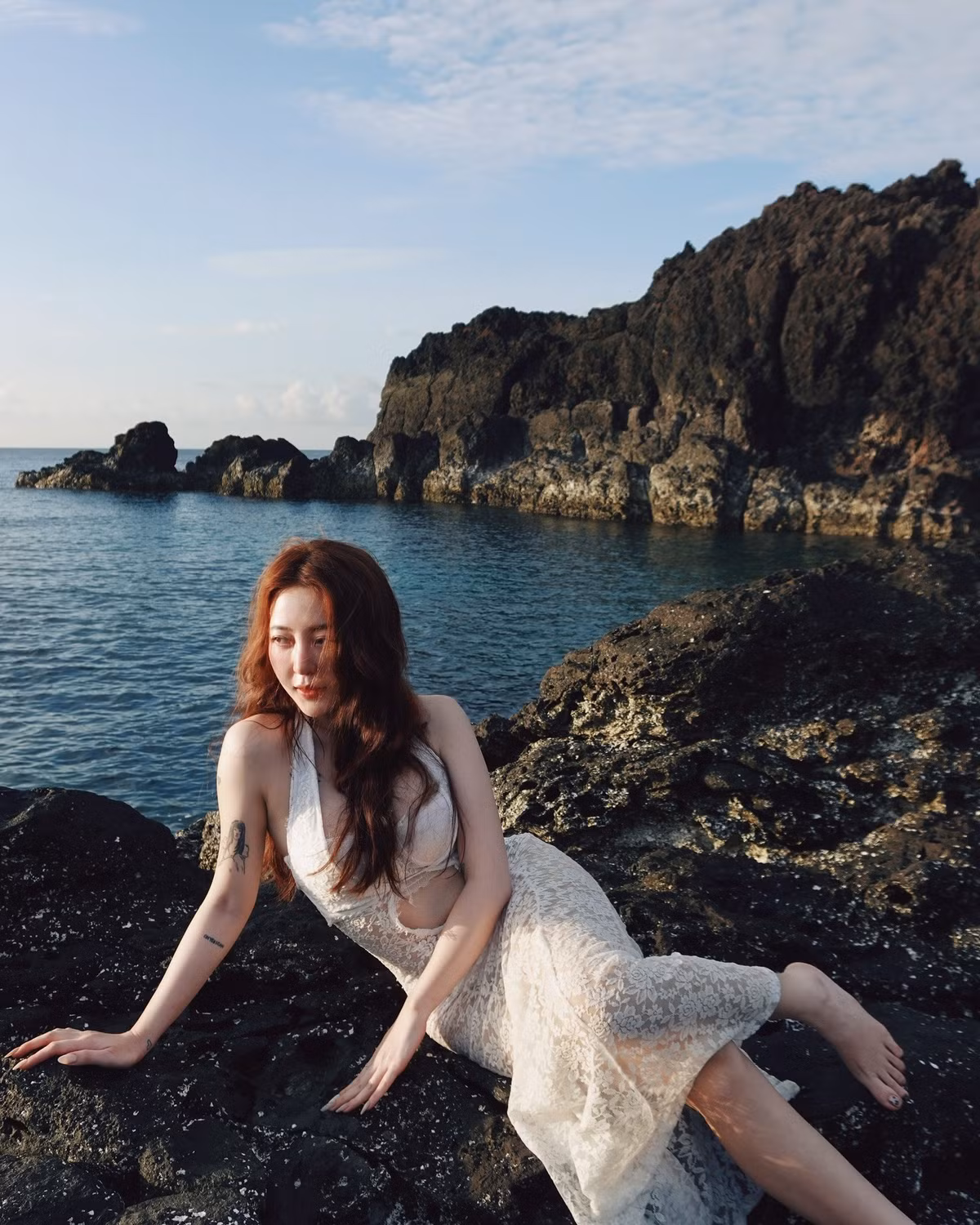 Khoảnh khắc cô nàng vuốt nhẹ mái tóc, để lộ chiếc bikini tam giác màu đen đơn giản nhưng cực kỳ tôn dáng, đã đủ sức "đốn tim" người xem.