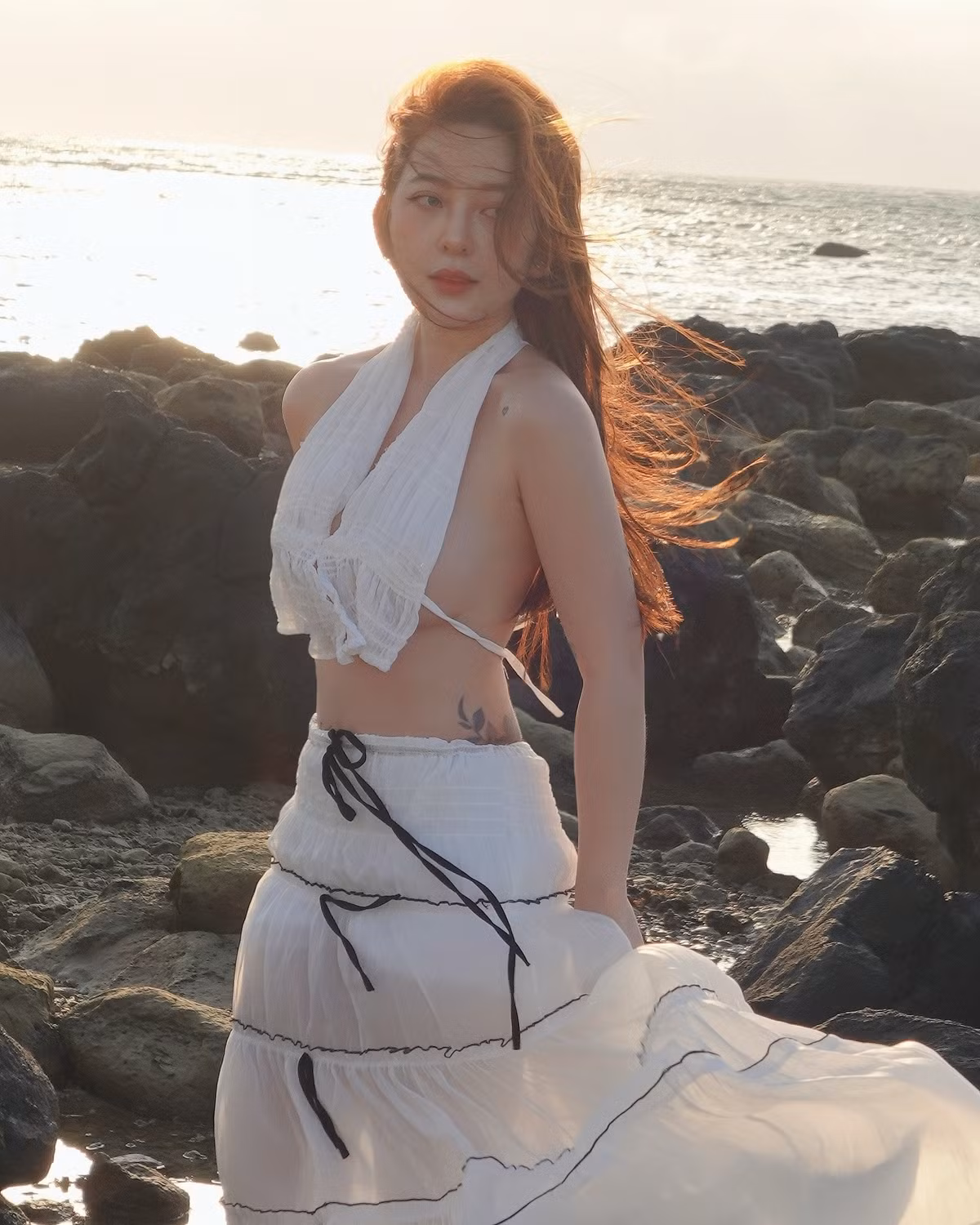 Điểm nhấn làm nên sự khác biệt và sức hút đặc biệt của Wendy chính là những hình xăm nghệ thuật, hay còn được fan ưu ái gọi là "dấu mực" quyến rũ. Đây không chỉ là những họa tiết trang trí mà còn là tuyên ngôn cá tính mạnh mẽ của cô.