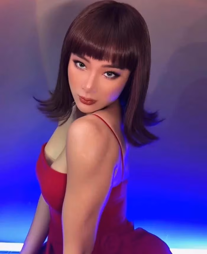 Ngay lập tức, netizen đã lục lại hình ảnh một thời của Angela Phương Trinh khi cô từng khoác lên mình những item thời trang tương tự như váy lệch vai, tóc uốn lượn sóng, nhắm mắt pose dáng thần thái như nữ thần.