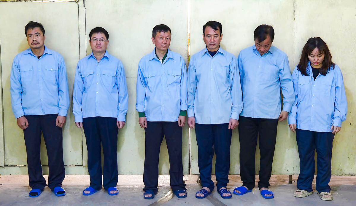 Nhóm đối tượng tại thời điểm bị cơ quan điều tra tạm giữ hình sự.