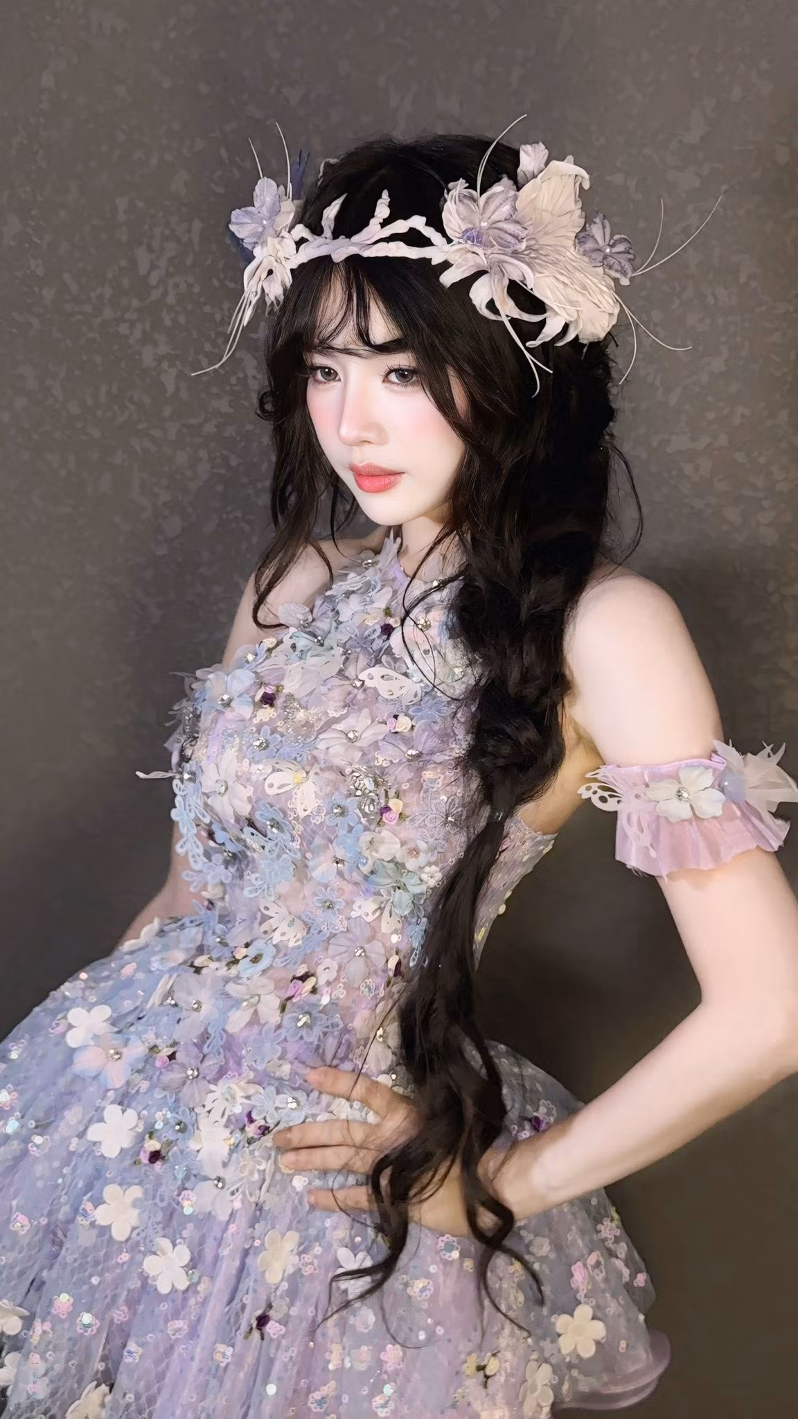 Sự biến hóa từ một "phù thủy âm nhạc" cá tính thành một cô gái Hội An dịu dàng, e ấp đã cho thấy một khía cạnh đa màu sắc của DJ Mie.