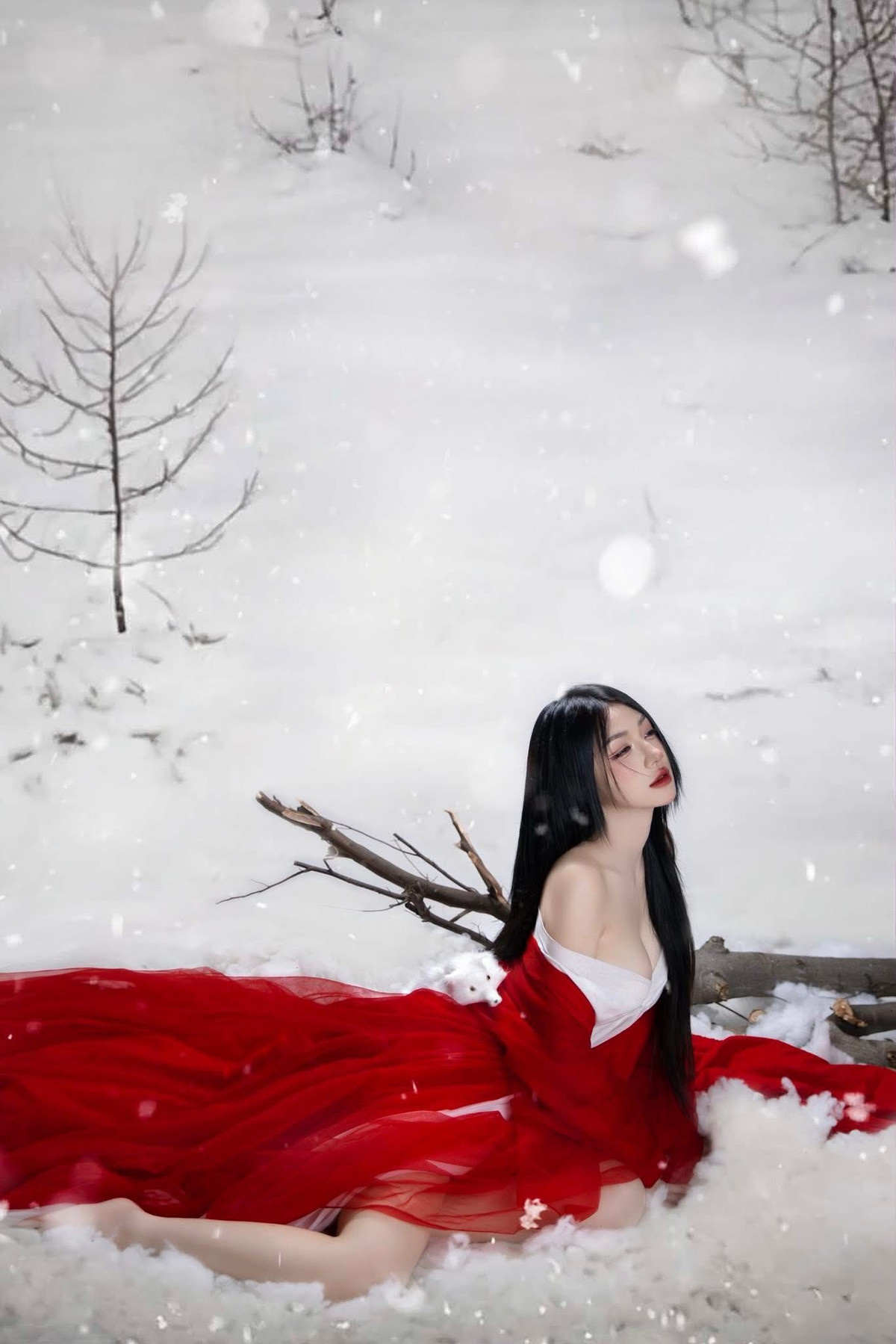 Không chỉ “đu trend” nhanh, Hà Linh còn tinh tế trong việc lựa chọn hình tượng để khai thác. Màn cosplay Đát Kỷ lần này không chỉ là một sản phẩm đẹp mắt mà còn thể hiện sự đầu tư kỹ lưỡng, từ trang phục, make-up đến biểu cảm.