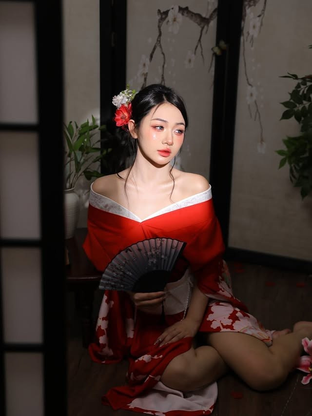 Trần Hà Linh tái hiện một cách xuất sắc từ đôi mắt sắc sảo, làn da trắng mịn, mái tóc đen huyền và ánh nhìn lạnh lùng nhưng đầy ma lực.