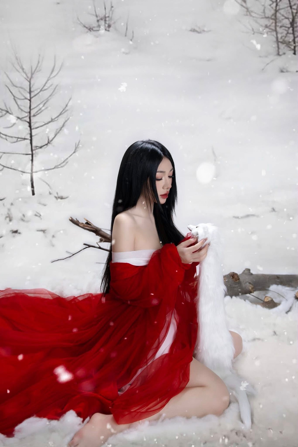 Bỏ ngoài tai những thị phi xoay quanh quá khứ, Trần Hà Linh vẫn kiên định theo đuổi phong cách riêng, vừa nghệ thuật, vừa giải trí, vừa đủ táo bạo để gây ấn tượng.