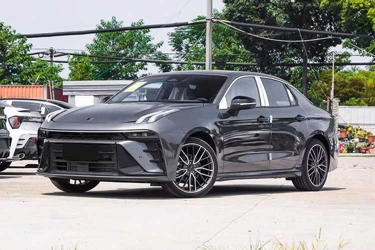 Những đối thủ cạnh tranh với Lynk &amp; Co 03 ngoài Honda Civic còn có Mazda3, Kia K3, Hyundai Elantra và Toyota Corolla Altis. Đây là phân khúc có sức bán không cao. Tháng 2/2026, Mazda3 dẫn đầu doanh số với chỉ hơn 200 xe. Civic và Elantra chỉ có hơn 30 xe bán ra.