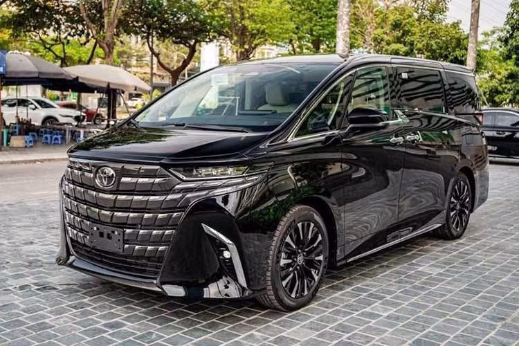6. Toyota Alphard: 30 xe ﻿Tương tự Land Cruiser Prado, Toyota Alphard cũng là mẫu xe chỉ nhắm đến một nhóm khách hàng nhỏ ở Việt Nam vì giá bán lên đến 4,37-4,415 tỷ đồng. Do đó, việc mẫu MPV cao cấp này lọt vào top ôtô bán kém nhất Việt Nam trong tháng 3/2026 không có gì bất ngờ. Trong tháng vừa qua, người Việt đã mua 30 chiếc Toyota Alphard, tăng 20%. Trong khi đó, doanh số cộng dồn trong quý I năm 2026 của xe đạt 87 chiếc.