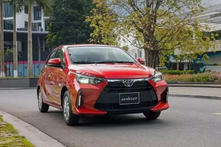 1. Toyota Wigo: 2 xe ﻿Trong tháng 3/2026, hãng Toyota chỉ bán được đúng 2 chiếc Wigo cho người Việt, giảm đến 94,2%. Cộng dồn trong 3 tháng đầu năm nay, mẫu xe hạng A này đạt doanh số 200 chiếc. Toyota Wigo hiện chỉ có 1 phiên bản tại Việt Nam và có giá bán từ 405 triệu đồng. Tuy rẻ nhưng mẫu xe này lại sở hữu kích thước nhỏ, nội thất không mấy rộng rãi và trang bị chỉ dừng ở mức cơ bản.