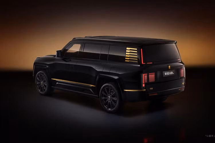 Sự xuất hiện của Yangwang U8L phiên bản 4 chỗ cho thấy nỗ lực mạnh mẽ của BYD trong việc thâm nhập vào phân khúc xe siêu sang, nơi vốn là lãnh địa của Porsche, Land Rover hay Mercedes-Benz. Trong năm 2025, U8L và phiên bản tiêu chuẩn U8 là hai đại diện duy nhất của Trung Quốc lọt vào danh sách 20 mẫu xe sang bán chạy nhất tại thị trường nội địa.