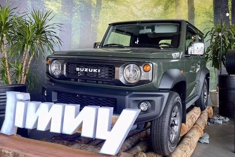 7. Suzuki Jimny: 31 xe ﻿Giá bán là một rào cản lớn ngăn Suzuki Jimny tiếp cận nhiều khách hàng Việt hơn. Trong tháng 3/2026, mẫu SUV cỡ nhỏ này bán ra 31 chiếc, tăng đến 342,8%. Tuy nhiên, doanh số tích lũy trong 3 tháng đầu năm 2026 của xe vẫn lẹt đẹt ở mức 75 chiếc. Ngoài mức giá đắt đỏ, Suzuki Jimny còn có kích thước nhỏ, nội thất 4 chỗ không mấy rộng rãi, trang bị tiện nghi và an toàn khiêm tốn.