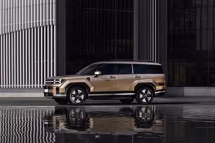 Mức giá xe Hyundai SantaFe 2026 tại Thái Lan dao động trong khoảng từ 1.599.000 đến 1.799.000 Baht (tương đương từ 1,27 - 1,43 tỷ đồng). Việc xuất khẩu xe Hyundai sang thị trường Thái Lan cho thấy những tín hiệu bước đầu của chiến lược mở rộng quy mô, tăng cường đầu tư sản xuất và gia tăng tỷ lệ nội địa hóa, biến Việt Nam thành cơ sở sản xuất chiến lược của TC Motor.