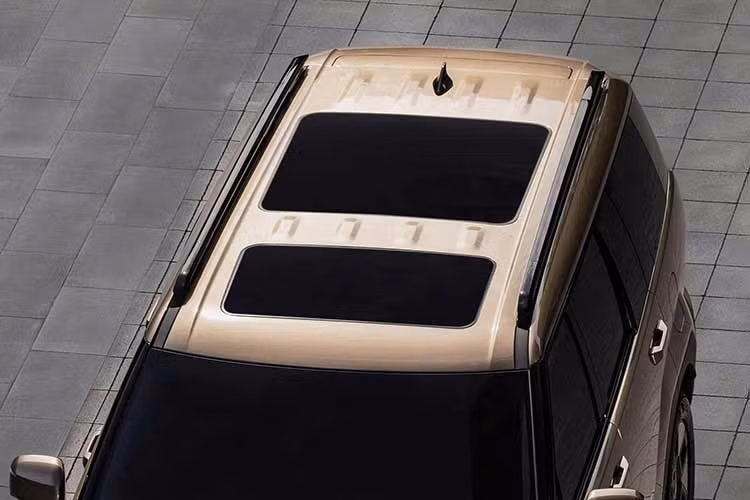 Tại Thái Lan, SantaFe Hybrid 2026 phiên bản cao cấp nhất Inspiration AWD được trang bị bộ mâm 20 inch, hệ thống âm thanh Bose 12 loa, cùng tùy chọn màu ngoại thất xanh Stormy Sea và nội thất tông nâu Pecan Brown.