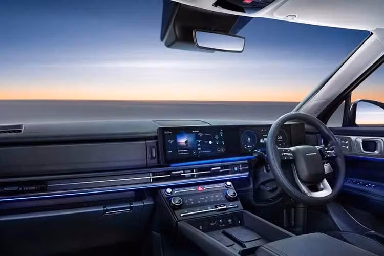 Bên trong cabin, SantaFe 2026 nổi bật với cụm màn hình kép kích thước 12,3 inch, tích hợp kết nối Apple CarPlay và Android Auto không dây. Các trang bị cao cấp bao gồm hệ thống đèn viền nội thất 64 màu, ghế bọc da tích hợp sưởi và làm mát, cùng cửa sổ trời toàn cảnh.