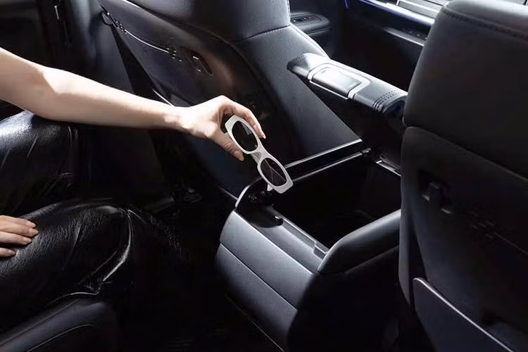 Ngoài ra, xe còn được trang bị sạc không dây và nhiều cổng kết nối USB-C cho cả ba hàng ghế nhằm đáp ứng nhu cầu sử dụng thiết bị điện tử của hành khách. Về sức mạnh động cơ, Santa Fe Hybrid 2026 được trang bị hệ truyền động hybrid, kết hợp giữa động cơ xăng 1.6L tăng áp và mô-tơ điện, cho tổng công suất 232 mã lực và mô-men xoắn cực đại 367 Nm.