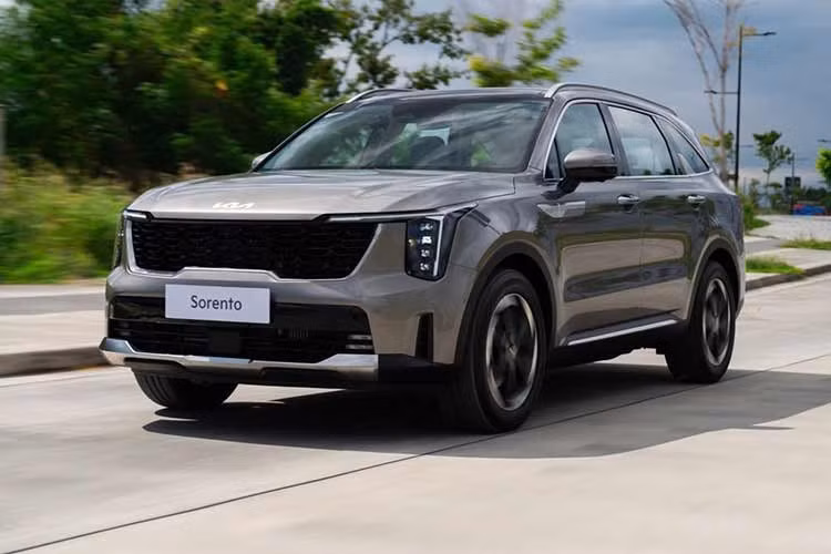 9. Kia Sorento: 60 xe ﻿Kia Sorento một lần nữa xuất hiện trong top xe ế nhất Việt Nam tháng 3/2026. Kết quả bán hàng của mẫu SUV hạng trung này chỉ dừng ở múc 60 chiếc, tăng 106,8%. Con số này đưa doanh số cộng dồn trong 3 tháng đầu năm nay của Kia Sorento lên 194 chiếc. Kia Sorento hiếm khi bán chạy ở thị trường Việt Nam vì giá bán cao so với các đối thủ, hiện dao động từ 1,249-1,469 tỷ đồng.