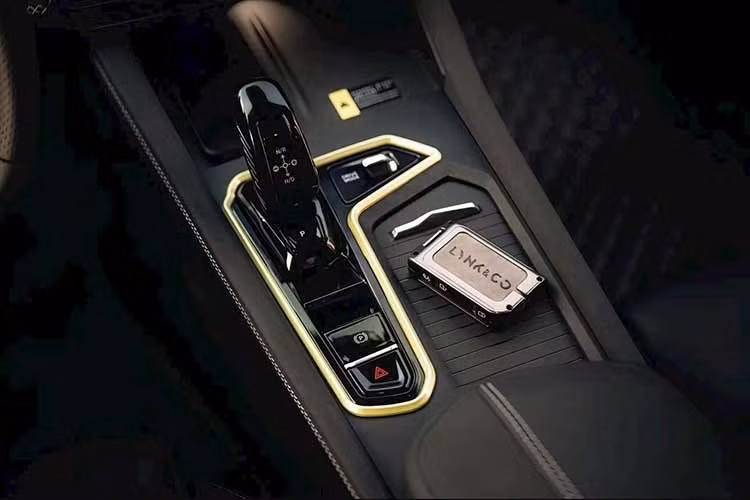 Sức mạnh của khối động cơ được truyền qua hộp số ly hợp kép 7 cấp. Thông số sức mạnh của Lynk &amp; Co 03 được đánh giá là khá tương đồng với Honda Civic bản 1.5L tăng áp, hứa hẹn mang lại trải nghiệm lái ấn tượng.