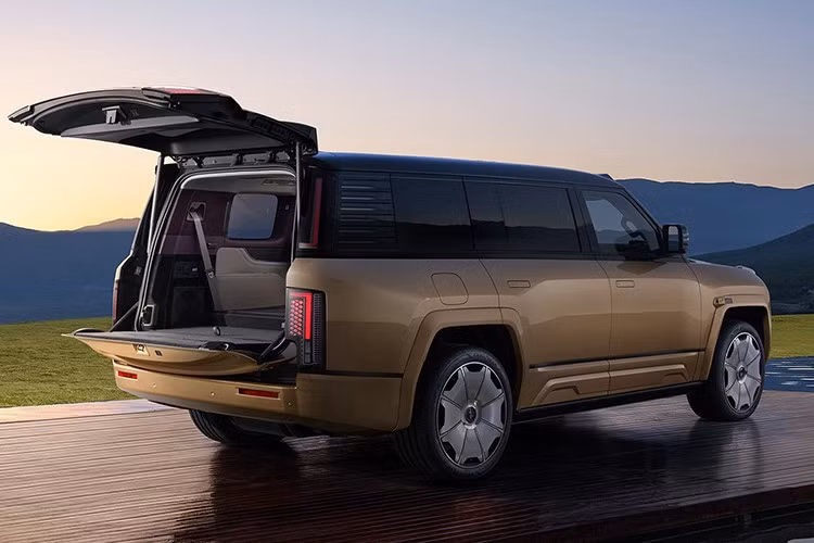 Ngoài thiết kế đối xứng đặc trưng, phiên bản 4 chỗ còn được kỳ vọng sẽ đi kèm các tùy chọn vật liệu cao cấp hơn nhằm khẳng định vị thế dẫn đầu trong dòng sản phẩm Yangwang. Ngoại thất của xe vẫn duy trì những đường nét mạnh mẽ với cụm đèn pha đặc trưng và bộ vành đúc kích thước lớn 23 inch.