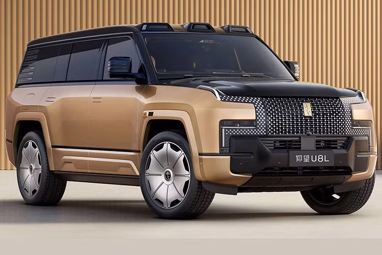 Yangwang U8L 4 chỗ của BYD là biến thể cao cấp nhất trong dòng sản phẩm, tập trung tối ưu hóa không gian khoang sau và cung cấp các đặc quyền cá nhân hóa cho nhóm khách hàng thượng lưu. Mặc dù giá bán chi tiết chưa được công bố nhưng nhà sản xuất cho biết phiên bản này sẽ có mức giá cao hơn đáng kể so với con số 1,3 triệu nhân dân tệ (5,01 tỷ đồng) của bản hiện hữu.