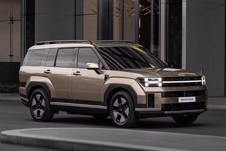 Hyundai vừa giới thiệu mẫu SUV SantaFe Hybrid 2026 thế hệ mới tại thị trường Thái Lan. Đáng chú ý, mẫu xe này được sản xuất tại nhà máy TC Motor Ninh Bình, Việt Nam và được xuất khẩu sang Thái Lan với với ba phiên bản gồm; Exclusive, Prestige và Inspiration AWD.