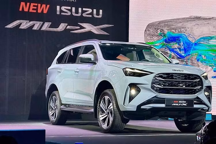 4. Isuzu mu-X: 16 xe ﻿Isuzu mu-X là cái tên quen thuộc trong top ôtô ế ẩm nhất Việt Nam trong nhiều tháng qua và tháng 3/2026 cũng không phải là ngoại lệ. Xe tiếp tục góp mặt với doanh số tăng nhẹ 23% lên 16 chiếc. Kết quả này nâng doanh số cộng dồn trong quý I năm 2026 của Isuzu mu-X lên 59 xe. Đây là mẫu SUV giá bán thuộc hàng thấp nhất phân khúc tại Việt Nam, chỉ từ 928 triệu đến 1,269 tỷ đồng. Tuy nhiên, giá rẻ không thể bù cho những nhược điểm như thiết kế kém nịnh mắt và thương hiệu chỉ gắn liền với ôtô tải.